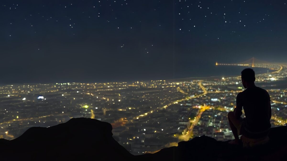 Homme seul au sommet du phare des mamelles de Dakar. © SAMAKE - AI Generated image